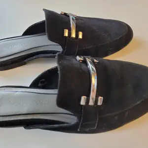 Snygga loafers slip-in i svart mockaläder. Stl 37. Marco Tozzi. Låg klack. Spänne I silver. Fraktkostnad tillkommer eller mötas upp.