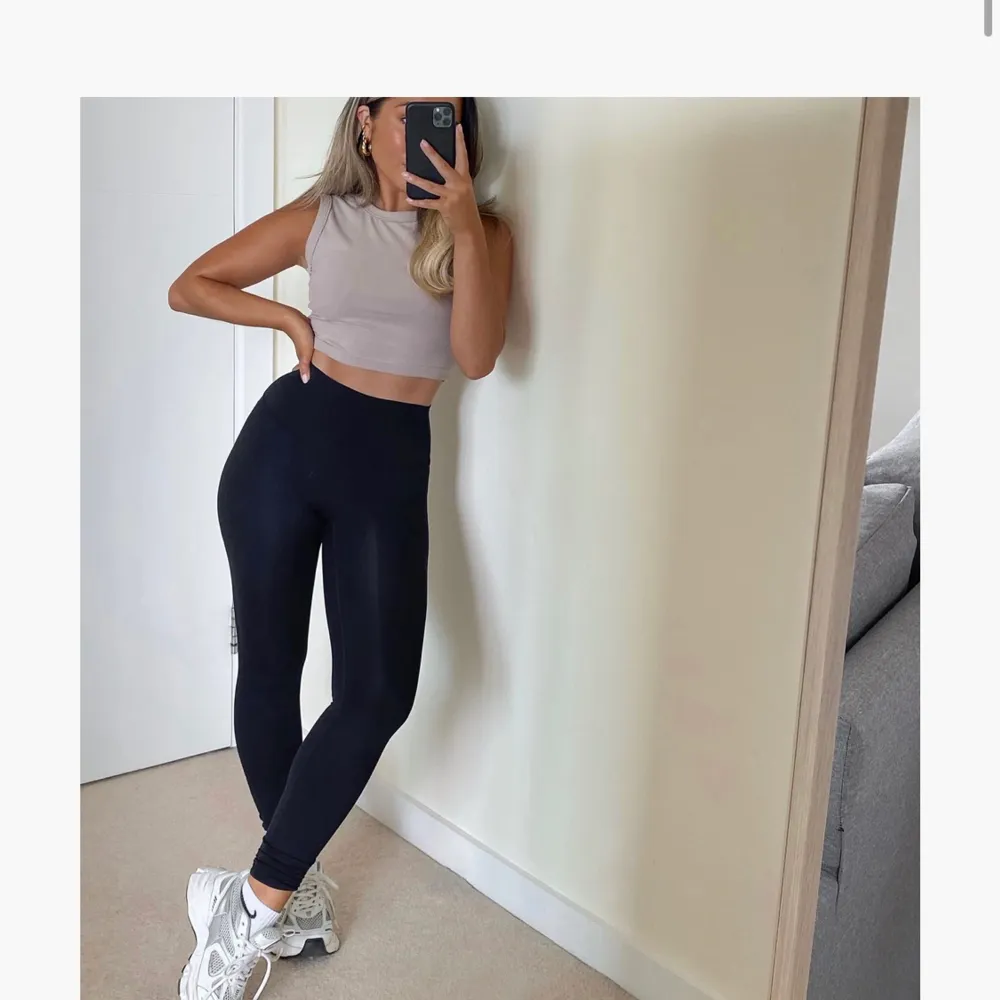 Supersköna och snygga Adanola leggings använda fåtal ggr ✨ Säljes pga felköp då de är 7/8-längd och inte tall som de egentligen skulle varit 🥺. Jeans & Byxor.