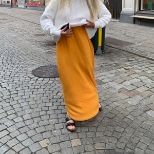 Stickad tröja - Stickad tröja från H&M. I bomullsmateriall som inte sticks. Lite djupare ringning vilket ger mer cool och annorlunda detalj🤩😚. Passar inte bara M, utan både mindre och större beroende på passform!!! Frakt tillkommer.