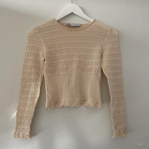 Zara topp - Populär topp från zara som är slutsåld. Säljs pga att den är för liten för mig. Använd 2 gånger alltså i väldigt bra skick. Den är ljusare beige i verkligheten 