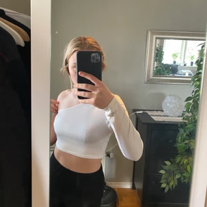 Trendig topp, strl S  - Enarmad vit långärmad topp som är croppad. Säljer på grund av fick två av samma. Stretchigt material 🤍🤍