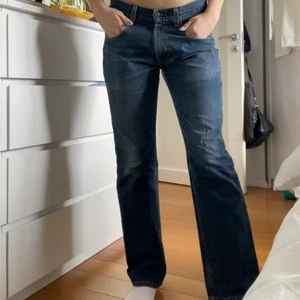 Jeans  - Säljer dessa snygga jeans ifrån wrangler eftersom de ej kommer till användning! Litet men lagat hål i grenen som inte syns när man har på sig dem🥰