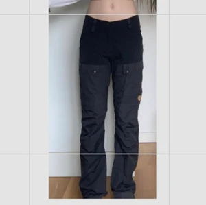  fjällräven byxor - Ett par super fina fjällräven byxor i nyskick.Dom är långa för mig som är 168,storlek 38❤️hör av om du har några frågor 