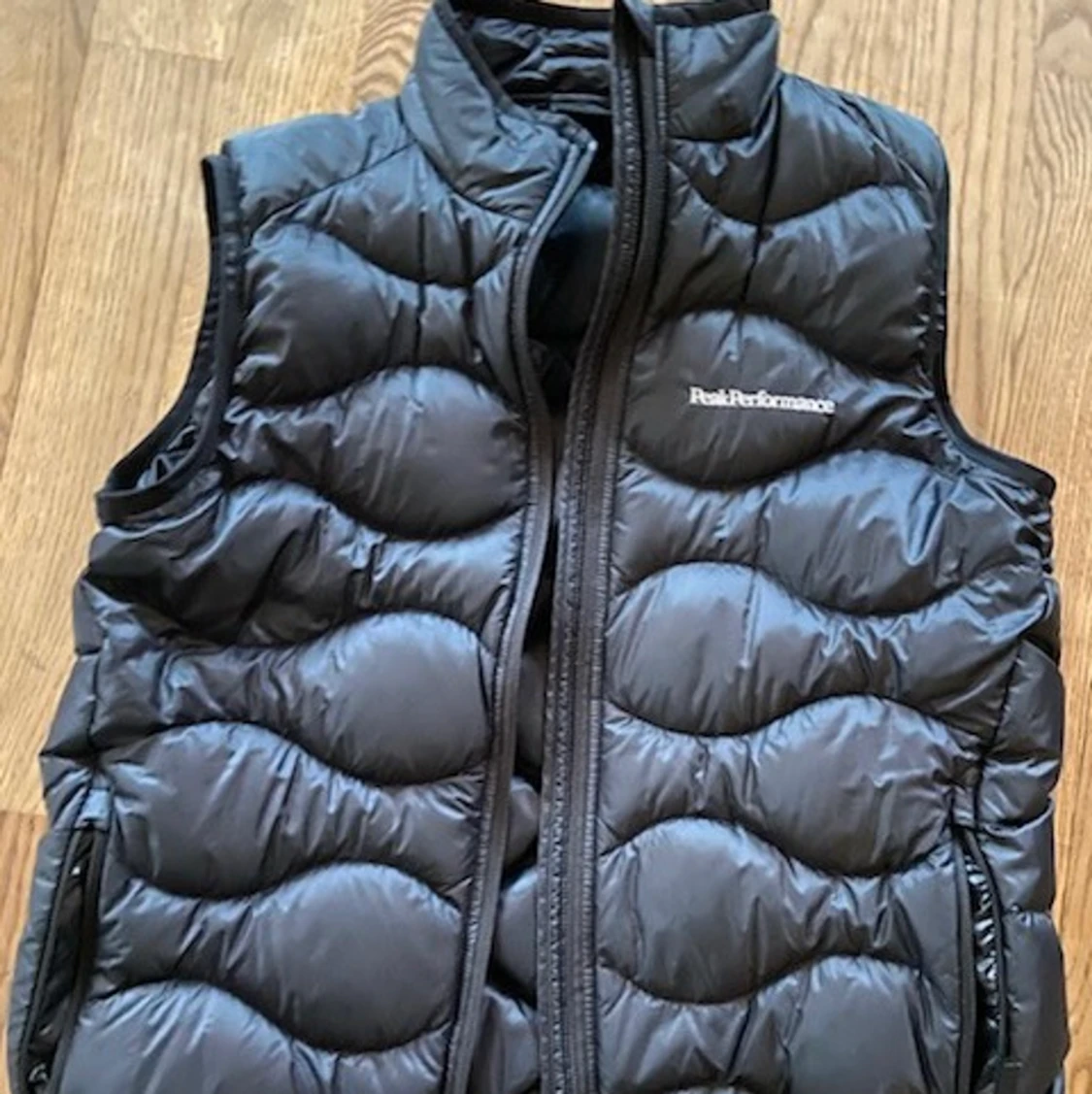 En peak performance väst i storlek 160