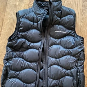 En peak performance väst i storlek 160 - Säljer nu min peak väst då den inte kommer till användning längre. Använd ett fåtal gånger. Västen är i ett väldigt bra skick, ser helt oanvänd ut.