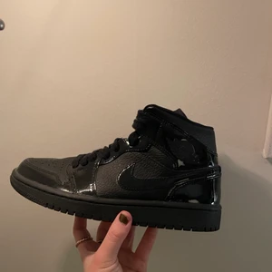 Jordan 1 mids - Air jordan 1 mids, näst intill oanvända! Använt 2 gånger ute, och thats it! Skriv om du är intresserad!✌🏼 Köparen står för frakt!