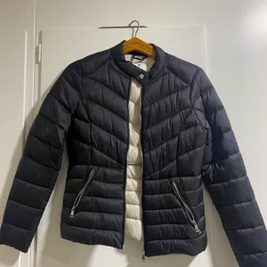 Svart dunjacka - Svart dunjacka i storlek S inköpt på Ullared. Passar även en XS. Jackan är aldrig använd. Nypris: 299 kr, mitt pris: 80 kr+frakt, köparen står för frakten. 