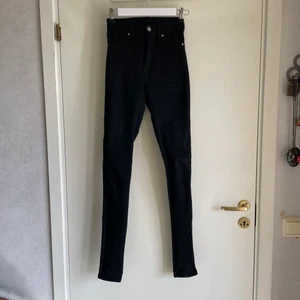 Knappt använda Dr Denim jeans - Svarta jeanstights från Dr Denim. Använda endast en gång. Storlek S. Väldigt sköna och stretchiga. Säljer då de inte är min stil längre. Nyskick!