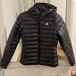 Adidas jacka  - Adidas jacka, köpt från stadium och som aldrig använts nånsin förut. Köpte den till min dotter i present nyligen men hon gillade inte den. Köpt från början för 1300kr men sänker priset till 1000kr (kan diskuteras). Storleken är XS och är super fin till alla årstider (förutom vintern såklart). 