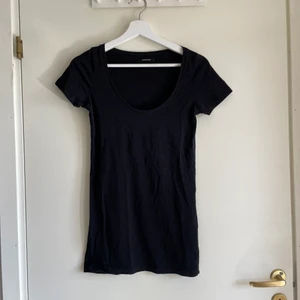 Skön T-shirt från Samsoe Samsoe - Stretchig, lång, svart t-shirt med supersnygg urringning från Samsoe Samsoe. Otroligt mjuk och skön. Fint skick! 