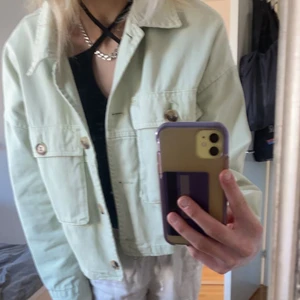 Jacka - Säljer denna super fina jacka från zara💚i storlek M, endast använd ett par fåtal gånger så som i nyskick!