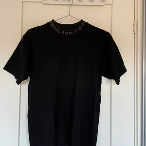 Acne T-shirt - Svart crewneck acne studios T-shirt i storlek S. Använd fåtal gånger och i bra skick. Original pris: 1100kr. Har inte kvittot kvar då jag beställde den från deras hemsida men har acne lappen som du man fick med i paketet💞 Köpt 2020 och tror inte den finns kvar på deras hemsida längre! Priset kan diskuteras!