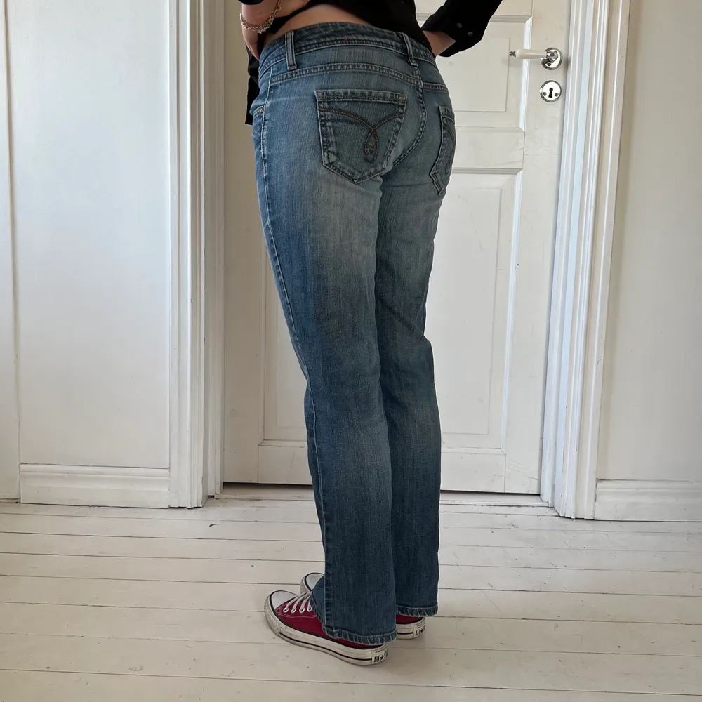 Vintage lågmidjade jeans från Esprit. Aldrig använda då de inte kommer till användning. Storlek 29/30. Modellen är 165 cm. Köparen står för frakten. Skriv om du är intresserad!💓💓. Jeans & Byxor.