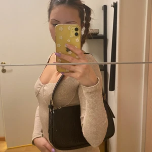 Väska - Liten svart väska med silverdetaljer 