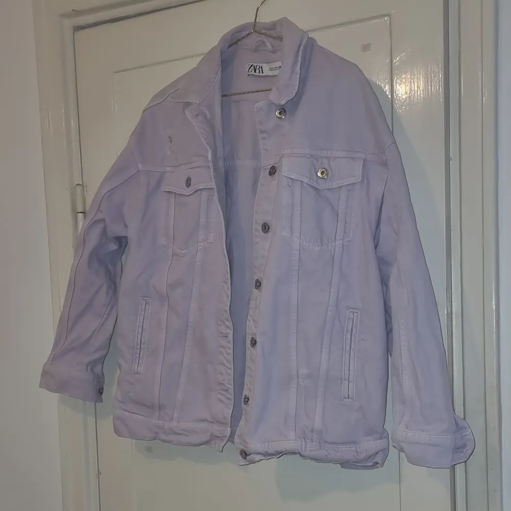 Jeansjacka från zara i pastell lila färg, oversized. Jackor.