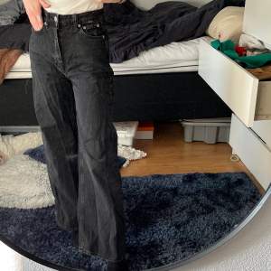 Svarta jeans från weekday i modellen ICE