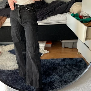 Svarta jeans  - Svarta jeans från weekday i modellen ICE