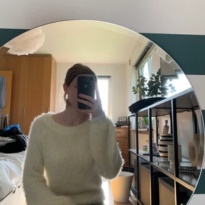 Stickad tröja strl S - Fin vit stickad tröja strl S. Väldigt fin, bra skick! Spårbart frakt tillkommer på 66kr. Det 