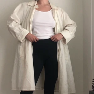 Vit trenchcoat - Vit trench, super luftig och skön. Perfekt nu i sommar. Sitter oversize på en S/M