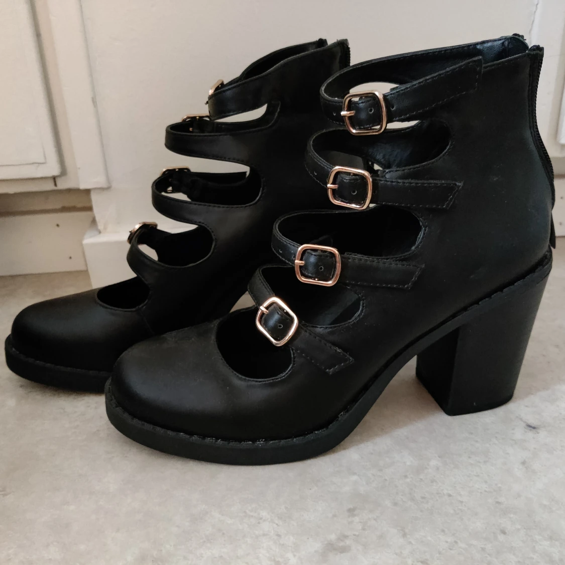 Skor med klack och gulddetaljer