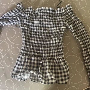 Vet inte  - Säljer nu denna fina tröjan med spets. ❤️🤍 den är i xxs men den passar i s och xs 