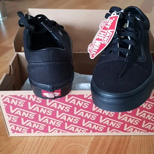 Converse  - Helt nya skor svarta, ny pris 1000kr mitt pris 550