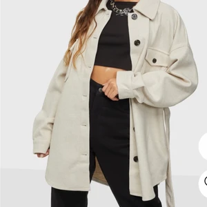 Nelly jacka  - Helt ny. Köpt för 699 kr, säljer för 500 kr. Storlek 32.