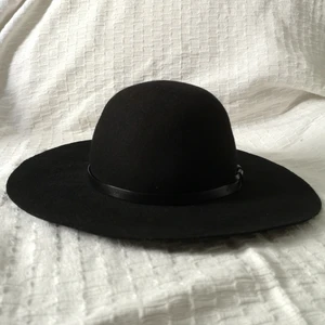 Filippo Catarzi hatt  - Fin hatt från Filippo Catarzi, gjord i italien, i 100% ull. Står onesize på, den sitter bra på mig som har storlek 56 på hattar. Perfekt för vår, höst och vinter! 