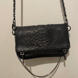 Zadig&Voltsrie väska  - Säljer min Zadig väska pågrund av att jag inte använt den så mycket. Den är i ett fint skick och köpt på NK för 2 år sedan. Köpte den för runt 2000 kr