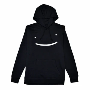 Dream Merch - Säljer nu min Dream merch då intresset tyvärr inte finns längre, den är äkta och kostade ungefär 800kr men då den är använd så tänkte jag sälja den för 500kr och då ingår också frakten!❤️ Den är storlek Youth L, det är bara å skriva om de finns fler frågor