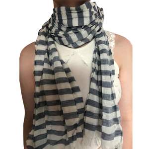 Blå, vit randig scarf från märket Boomerang. 60% linne och 40% bomull.