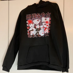 Anime creepy hoodie - Hoodie som är relativt tunn men mjuk. Används ej och säljer därför. Gott skick 