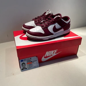 Nike Dunk Low | storlek 38.5 - Unisex skor i storlek 38.5 som passar för alla sorters fötter Skorna är köpta på Realese i September förra året och är i Nyskick, 9.5/10.  Väl-omskötta och inget trams! De är dessutom tvättade med specialmedel och ser nya ut. Bildbevis på köp kan skickas.