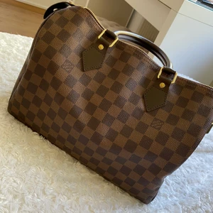 Louis Vuitton  - Louis Vuitton Speedy 30. Använd få gånger, står bara i min garderob därför jag säljer den, inget slitage, någon liten fläck på insidan. Självklart äkta, kvitto medföljer samt dustbag. Kan få fler bilder om så vill.   5500 + spårbar frakt