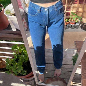Levis 501 jeans  - Fint skick! Storlek ca S-M , skulle säga att de är mer 38 än 36 