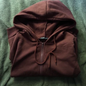 Brun munkjacka - storleken är M men jag tycker mer att den är en XS/S. ganska tunn så bra för sommaren <3