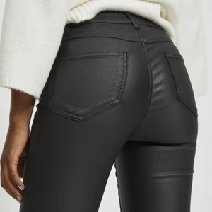 Vila Vaxade Byxor - Svarta skinny byxor från Vila, helt nya och har lappen kvar 