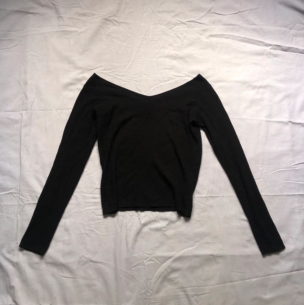 Offshoulder lĂ„ngĂ€rmad topp köpt pĂ„ HMđ€ strl M. Tröjor & Koftor.