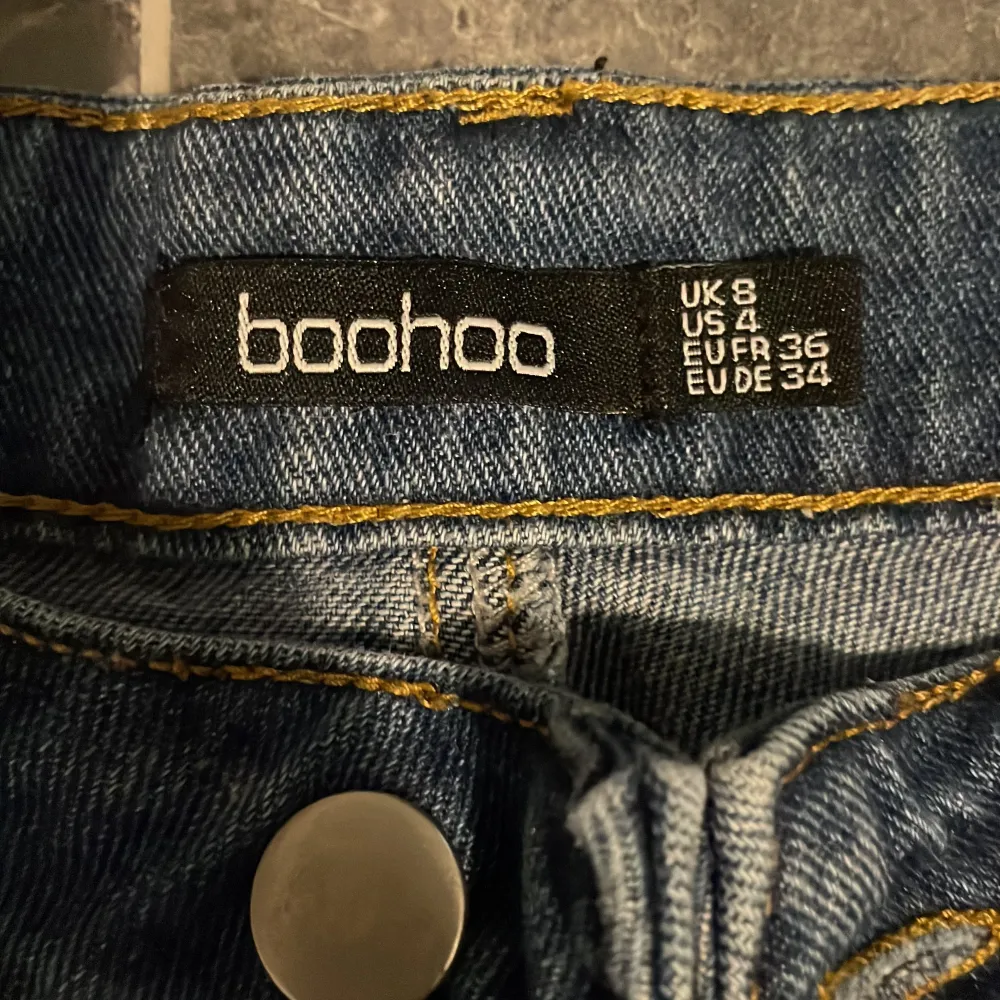 Vintage byxor från BooHoo som är köpt för 400kr. Köpte den för 4 månader sedan och är använd bara 2 gånger. . Jeans & Byxor.