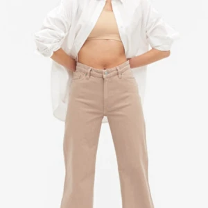Monki straight leg jeans beiga  - Beiga jeans från monki som köptes för ungefär ett ett år sedan. Sen dess har de använts ca 5 gånger. Skulle säga att midjan är något större än vad bilden visar 