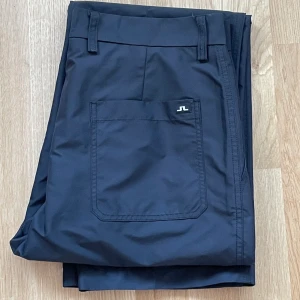 J.Lindeberg nylonbyxor - J.Lindeberg byxor med rak passform. 34/32 Mycket fint skick.