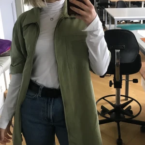 Overshirt - Overshirt med dragkedja i en fin grön nyans💚 köparen står för frakt💕