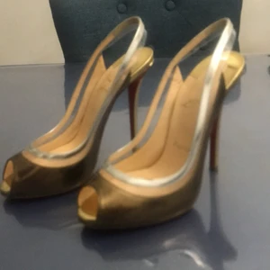 Cristian lobudin 37 - Cristian lobudin fina skor använd 3/4 gånger Säljes pgo kan inte gå i klcka skor 