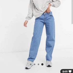 INTRESSEKOLL!💗 - INTRESSEKOLL på mina lågmidjade jeans från asos. (Bilderna är ej mina). Skicka privat om ni vill ha mina bilder. Dem är använda fåtal gånger och är i nyskick. Säljer för att den är för små. STORLEK W24.