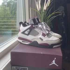 Jordan 4 PSG - Ett par jordan 4 psg i storlek 44. De passar även för dig med 43. Skorna är använda, de kommer med originallåda.  Tänker mig 1500kr gratis frakt, bara att ställa frågor eller komma med bud. Fler bilder på begäran :)