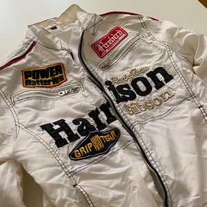 Jacka - En cool jacka som ej har använts. Om du har några frågor eller vill ha fler bilder är det bara att kontakta mig 😊