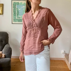 Rosa spetsblus Johnny Was XS - Rosa spetsblus från Johnny Was, storlek XS. Ett av mina favoritmärken vad gäller kvalitet. Många år på nacken men fortfarande som ny. Ganska rymlig i storleken, passar S utan problem. Nypris över 2000 kr. 