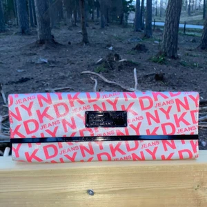 DKNY - Handväska  - Snygg och söt liten väska från DKNY.  Endast använd 1 gång, så den är så gott som ny. Pris: Har skrivit 250kr, men ge mig ett prisförslag om du har, men inga skambud tack. Kan postas, men köparen står då för frakten själv.