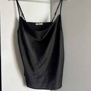 Festlig topp/linne - Supersnyggt linne som passar till fest men även vardagen! Linnet har en vattenfallsringning. Storlek M men passar även S! Köparen står för eventuell frakt💫💗