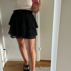 Svart kjol  - Svart söt kjol från hm i storlek M. Aldrig använd!  I priset ingår frakten 🖤